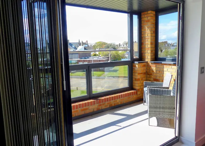 Driftwood - Hornsea Town House With Sea Views And Balconies